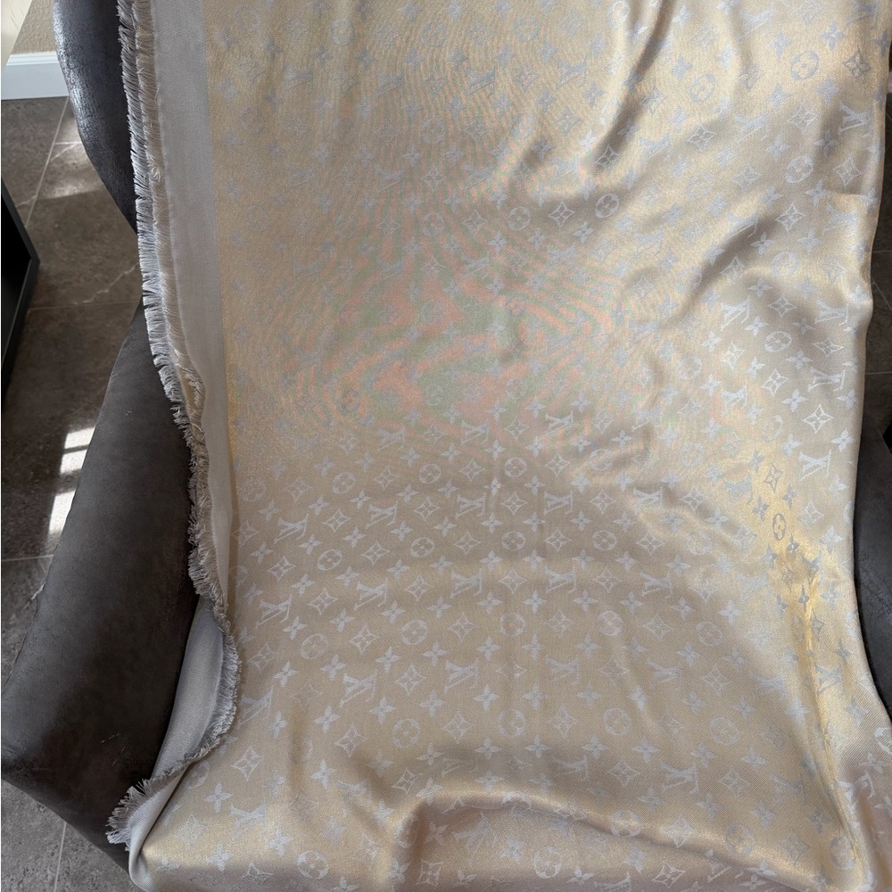 Louis Vuitton Champagne and subtle silver Monogram Shawl - Picture 5 of 9